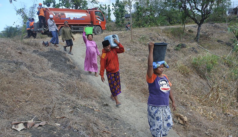 Warga Situbondo Rela Berjalan Kaki Jauh demi Dapat Air Bersih - Bagian 1