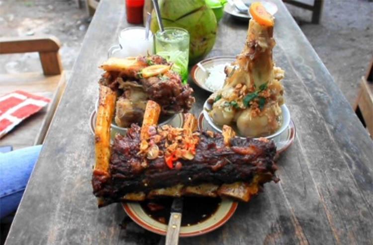 Mencicipi Kuliner Olahan Tulang Dinosaurus yang Viral dan Bikin Penasaran
