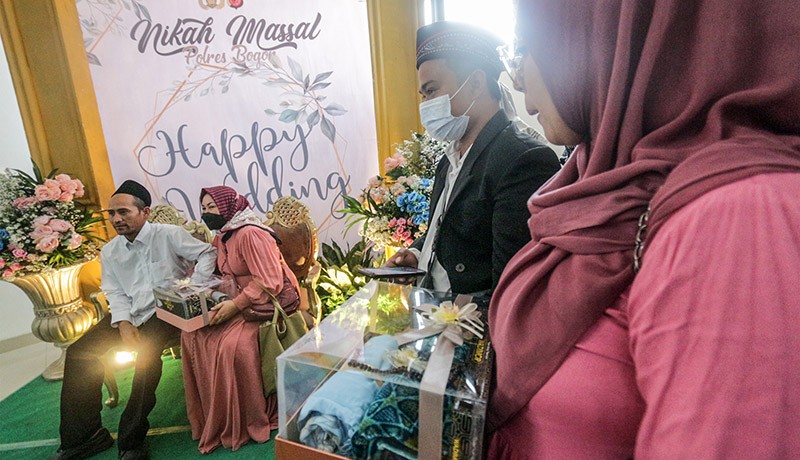 142 Pasangan Nikah Massal Gratis di Polres Bogor - Bagian 2