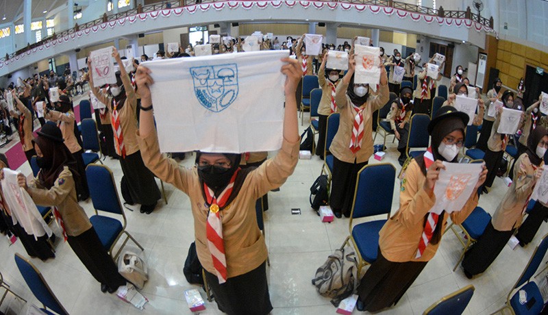 Ribuan Mahasiswa Baru Unnes Cetak Rekor Menyulam Perisai Pancasila - Bagian 1