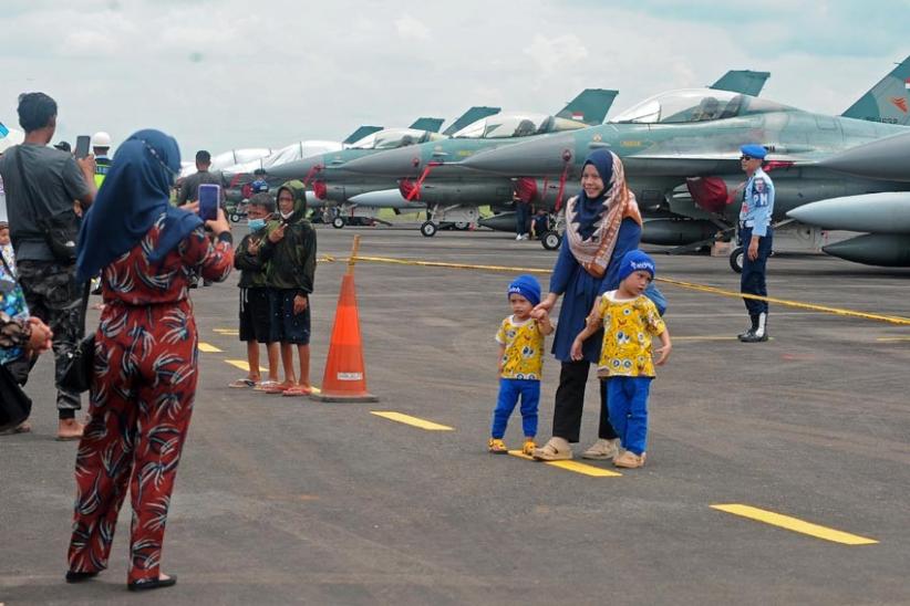 TNI AU Ajak Warga Palembang Melihat dari Dekat Pesawat Tempur F-16   - Bagian 2