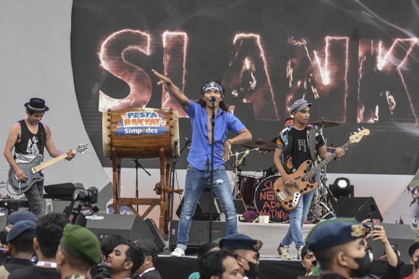  Grup Musik Slank Gelar Konser Pesta Rakyat Simpedes di Tasikmalaya - Bagian 1