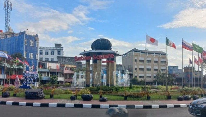 Jelang KTT G20 di Belitung, Bendera Negara Peserta Dipasang di Bundaran Tugu Satam