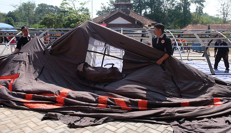 Gerak Cepat Relawan Pasang Tenda Pengungsi - Bagian 1
