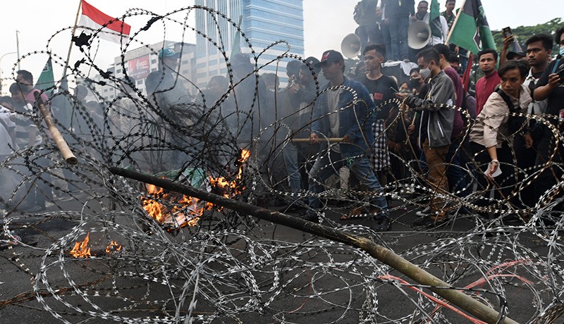 Demo Tolak Kenaikan Harga BBM Ricuh di DPR, Sejumlah Mahasiswa Ditangkap Polisi - Bagian 1