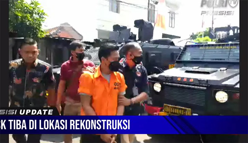 Penampakan Bharada E Diborgol dan Pakai Baju Tahanan - Bagian 1