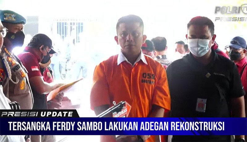 Begini Tampang Ferdy Sambo Diborgol dan Pakai Baju Tahanan - Bagian 2