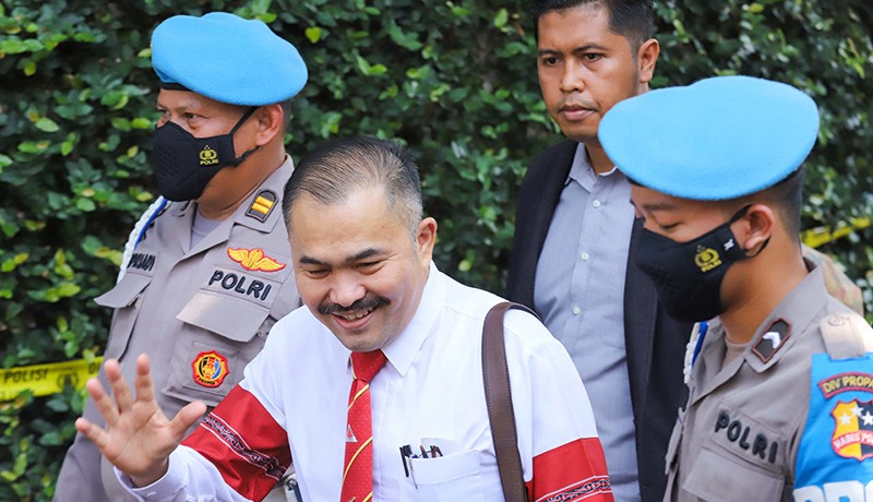 Kecewa Dilarang Saksikan Rekonstruksi, Pengacara Brigadir J Tinggalkan TKP - Bagian 1