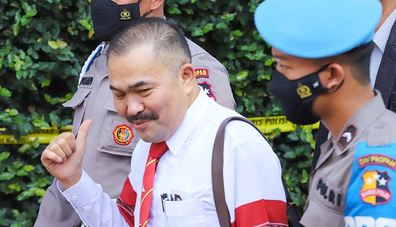 Kecewa Dilarang Saksikan Rekonstruksi, Pengacara Brigadir J Tinggalkan TKP - Bagian 2