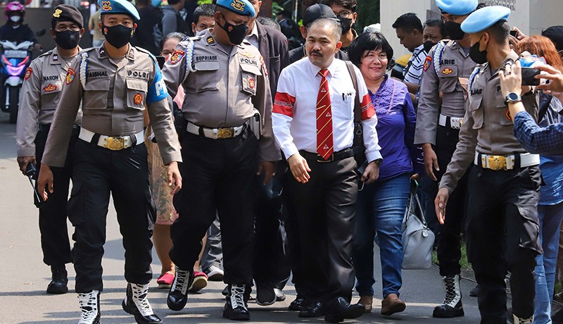 Kecewa Dilarang Saksikan Rekonstruksi, Pengacara Brigadir J Tinggalkan TKP - Bagian 3