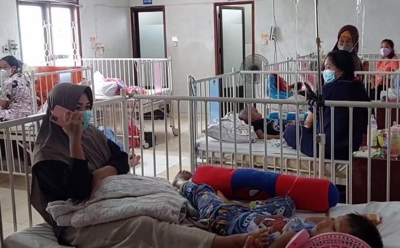 Membeludak, Pasien Anak Dirawat di Lorong RSUD Berau