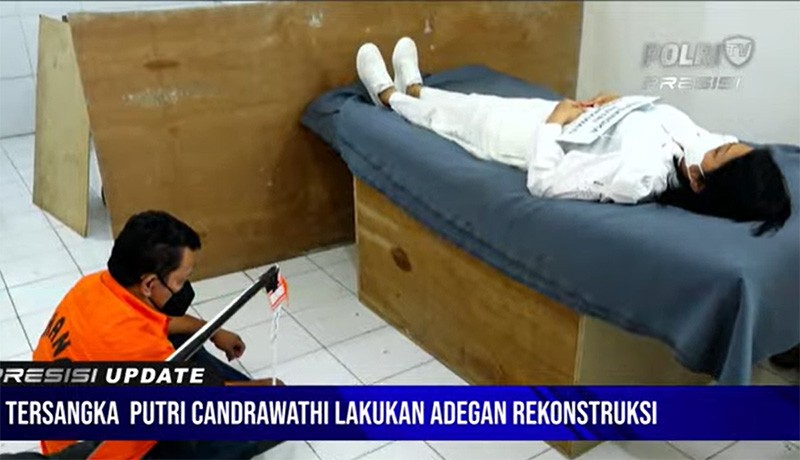 Pakai Baju Putih, Putri Candrawathi Tidur di Kasur Jalani Reka Adegan Pembunuhan - Bagian 1