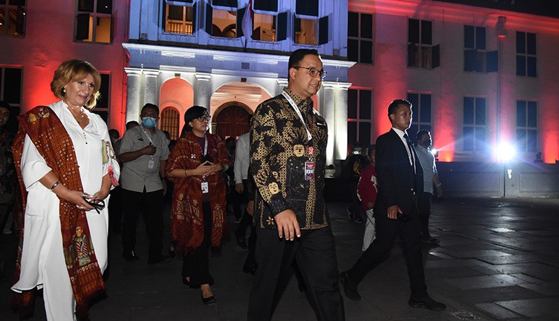 Kunjungi Kota Tua, Gubernur Anies Baswedan 'Diserbu' Warga Rebutan Selfie - Bagian 2