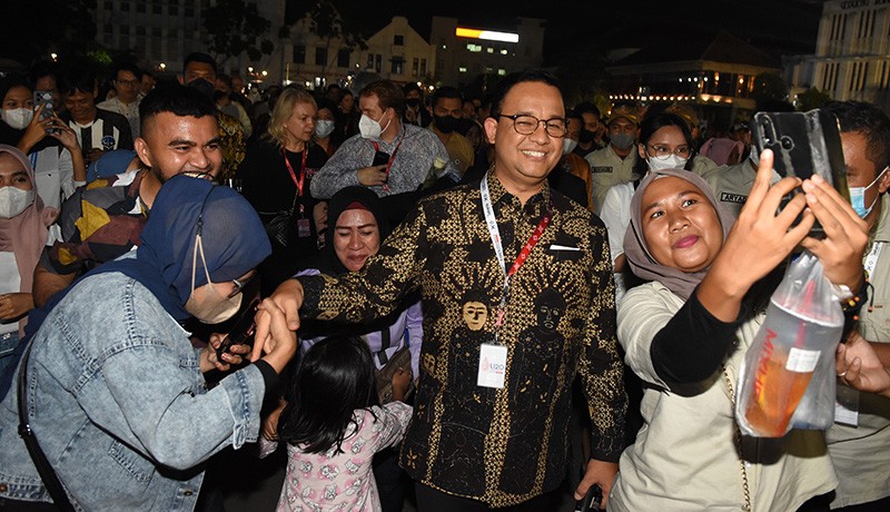 Kunjungi Kota Tua, Gubernur Anies Baswedan 'Diserbu' Warga Rebutan Selfie - Bagian 1