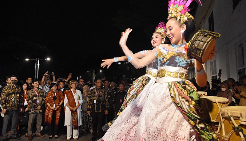 Kunjungi Kota Tua, Gubernur Anies Baswedan 'Diserbu' Warga Rebutan Selfie - Bagian 3