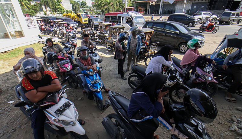 Pertalite dan Solar Terbatas, Kendaraan Antre Panjang Isi BBM di Sejumlah SPBU - Bagian 1