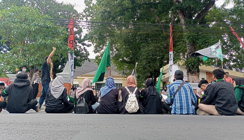 Datangi DPRD, HMI Majalengka Teriakkan Penolakan Kenaikan BBM Bersubsidi