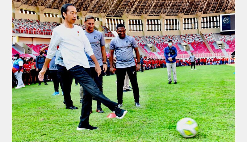 Presiden Jokowi Main Bola bersama Anak-Anak saat Peluncuran Papua Football Academy - Bagian 2
