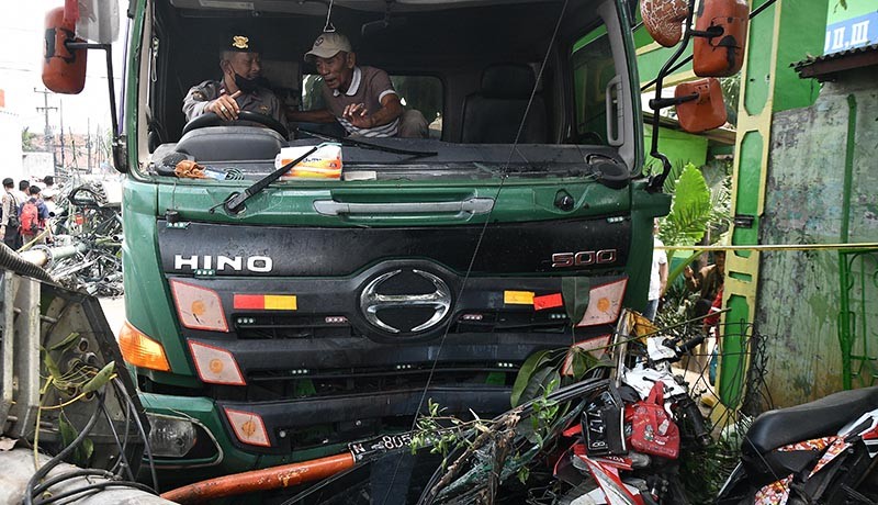 Penampakan Truk Kontainer Tabrak Halte di Bekasi, 7 Anak Sekolah Meninggal - Bagian 3