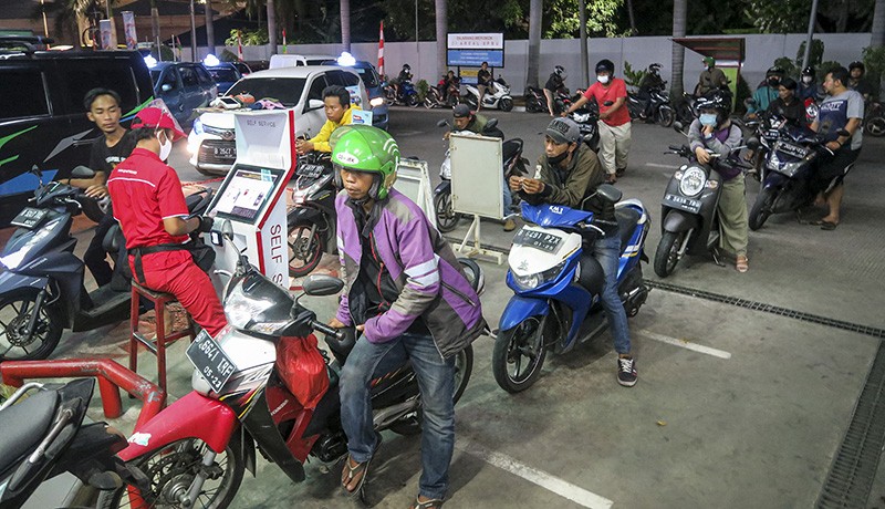Panik Isu Harga BBM Naik, Sejumlah SPBU Dipadati Kendaraan Isi Pertalite-Solar - Bagian 1