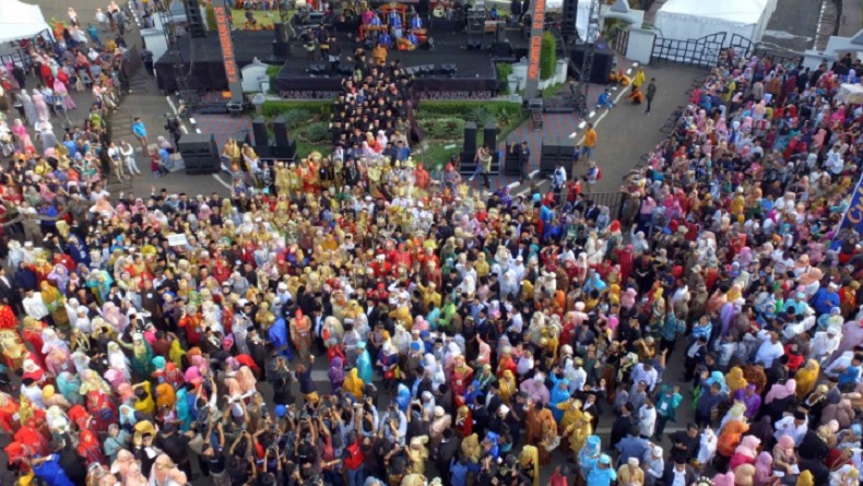 Nikah Massal dengan Pelaminan Terbanyak, Tangerang Ngebesan Pecahkan Rekor Muri