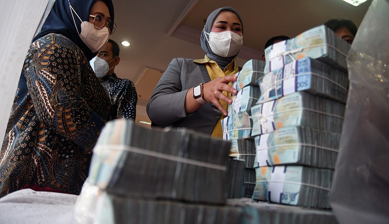 Penampakan Tumpukan Uang Ratusan Juta Barang Bukti Korupsi Dana Bos - Bagian 1