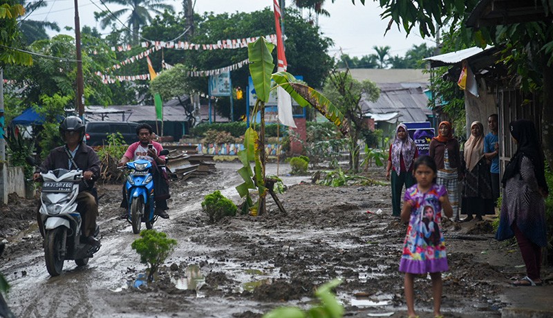 Warga Deli Serdang Tanam Pohon Pisang di Tengah Jalan Rusak - Bagian 1