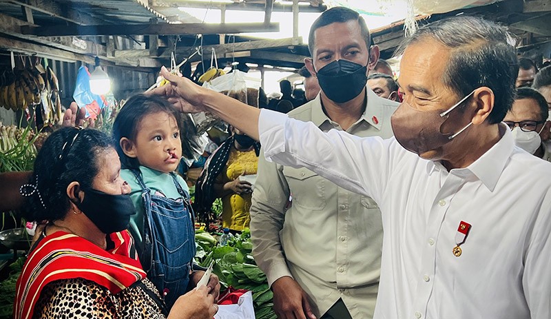 Presiden Jokowi Berikan Langsung BLT untuk Pedagang Pasar Tanimbar - Bagian 2