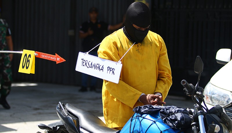 Rekonstruksi Mutilasi Warga Mimika, Tersangka Pakai Baju Tahanan Militer dan Diborgol - Bagian 4
