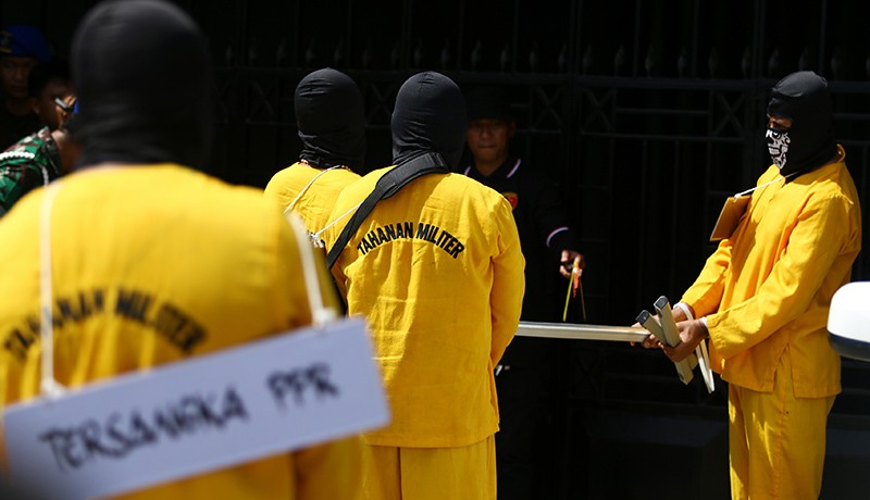 Rekonstruksi Mutilasi Warga Mimika, Tersangka Pakai Baju Tahanan Militer dan Diborgol - Bagian 1