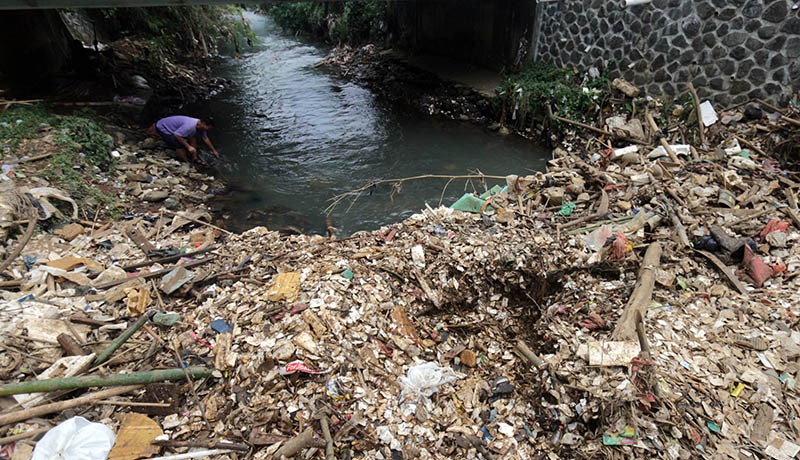 Sampah Menyumbat Sungai Kali Baru Penyebab Banjir Kawasan Cilebut - Bagian 2