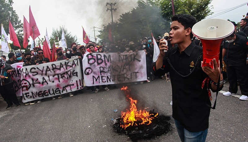 Ratusan Mahasiswa Unjuk Rasa Tolak Kenaikan Harga BBM - Bagian 1
