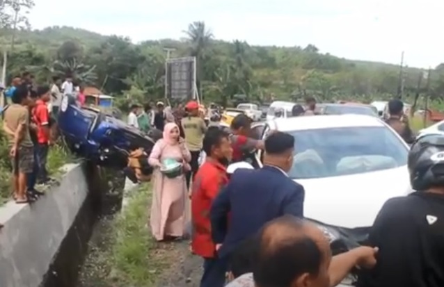 Detik-detik Mobil Rombongan Pengantin Ditabrak Jazz di Pinrang