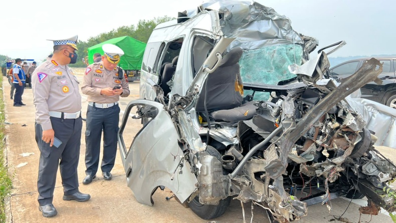 BREAKING NEWS: Kecelakaan Maut Hiace Vs Truk di Jalan Tol Batang, 7 Tewas