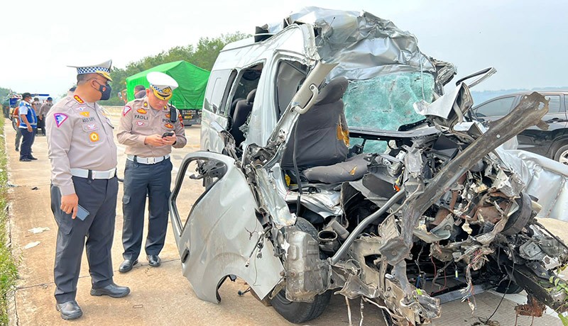Foto-Foto Kecelakaan Maut di Ruas Tol Semarang-Batang, 7 Orang Meninggal - Bagian 1