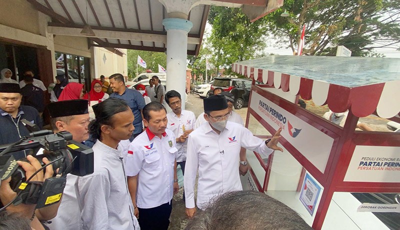 TGB Zainul Majdi Serahkan Gerobak Partai Perindo untuk Pedagang di Magetan - Bagian 2