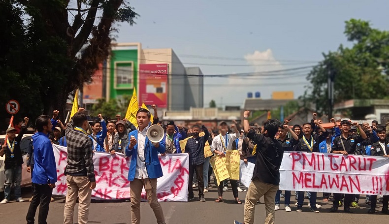  Tolak Kenaikan BBM, Puluhan Mahasiswa Blokade Manusia di Jalan Patriot Garut