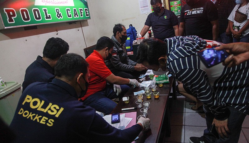 Asyik Main Biliar, Puluhan Pengunjung Terjaring Razia Tes Narkoba - Bagian 2