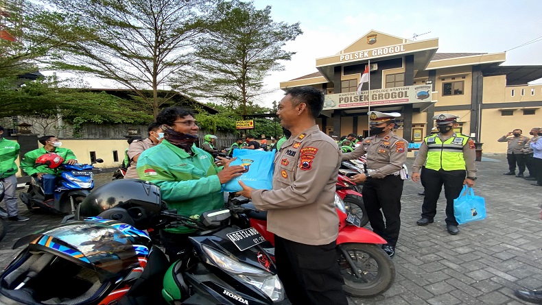 Harga BBM Naik, Puluhan Pengemudi Ojol Diberi Sembako oleh Polres Sukoharjo