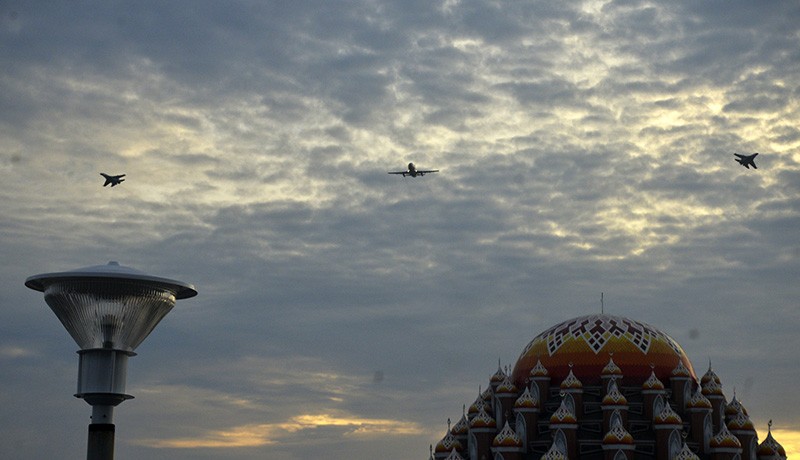Atraksi Pesawat Tempur Sukhoi TNI AU di Langit Makassar - Bagian 2