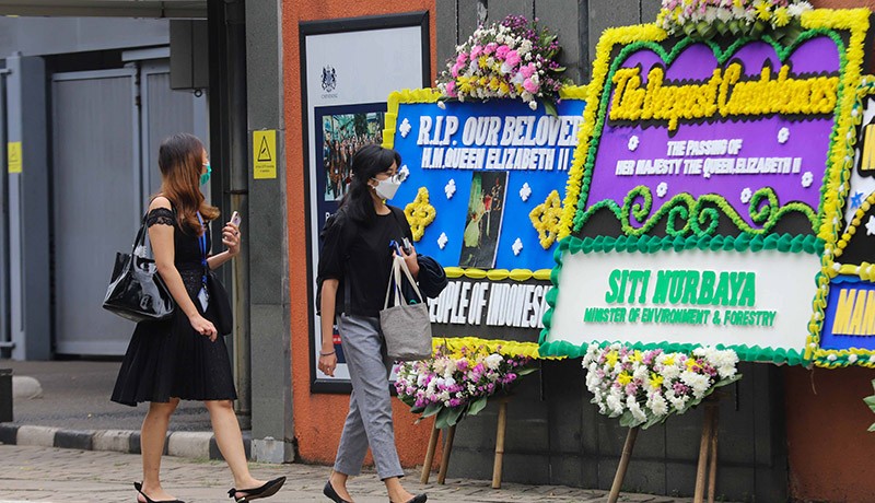 Karangan Bunga Duka Cita Ratu Elizabeth II Wafat Berdatangan ke Kedubes Inggris - Bagian 1