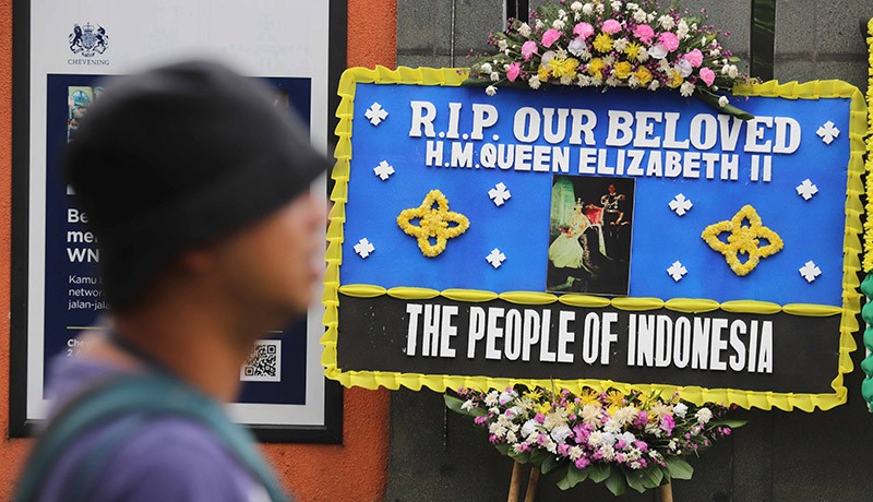 Karangan Bunga Duka Cita Ratu Elizabeth II Wafat Berdatangan ke Kedubes Inggris - Bagian 2