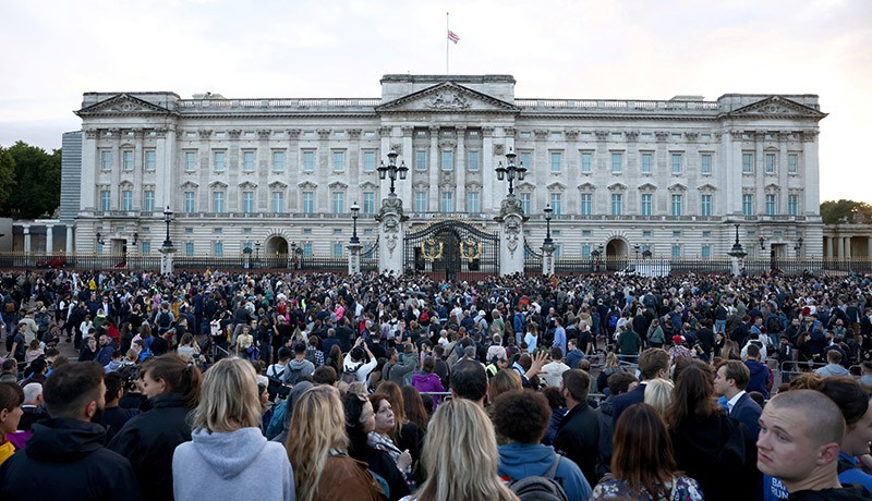 Ratu Elizabeth II Wafat, Ribuan Rakyat Inggris Datangi Istana Buckingham - Bagian 1