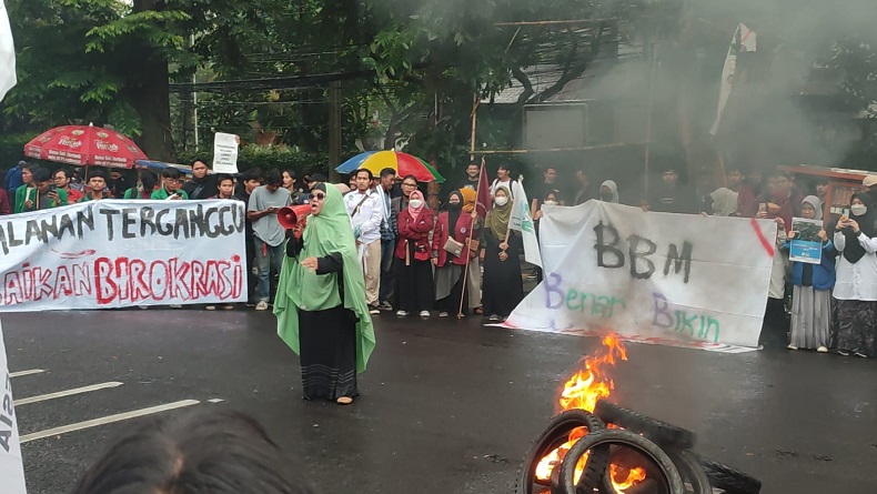 Mahasiswa Bandung Desak Pemerintah Tunda Proyek Kereta Cepat dan IKN demi Subsidi BBM
