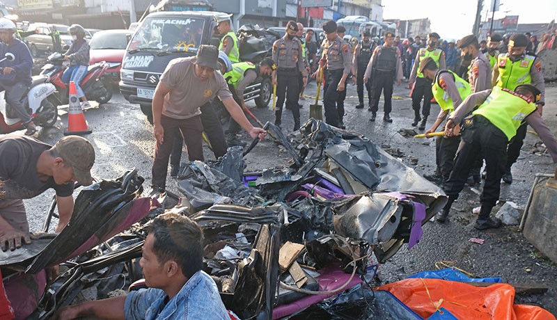 Penampakan Mobil Ringsek Menjadi Puing akibat Kecelakaan Maut di Wonosobo - Bagian 1