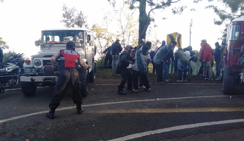 Jeep Rombongan Wisatawan Gunung Bromo Jatuh ke Jurang 200 Meter, 2 Tewas 4 Luka 