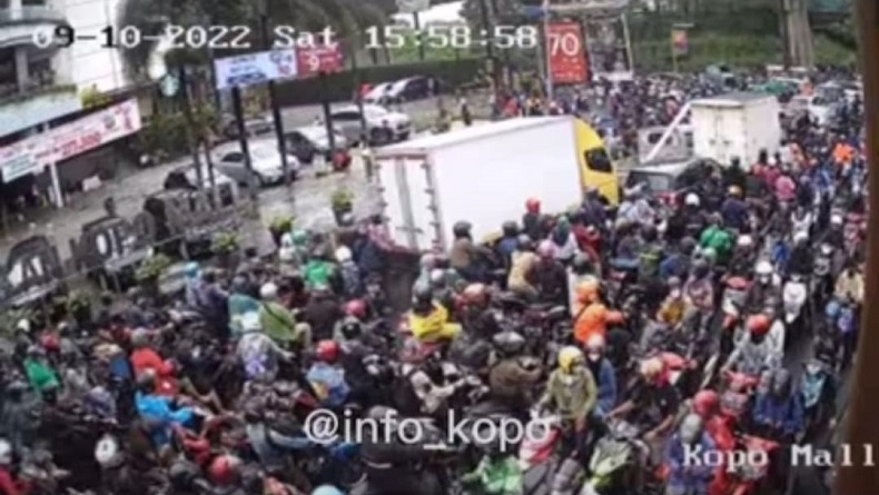 Jalan Terendam Banjir, Kopo dan Cibaduyut Macet Parah, Puluhan Motor Mogok