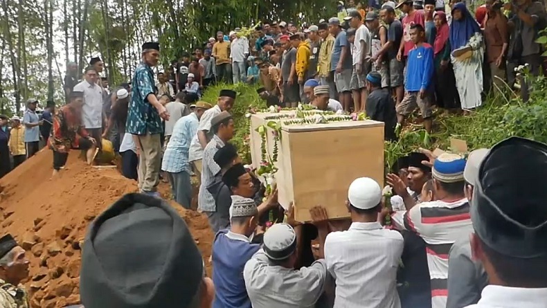Suasana Haru Warnai Pemakaman Korban Tewas Kecelakaan di Wonosobo