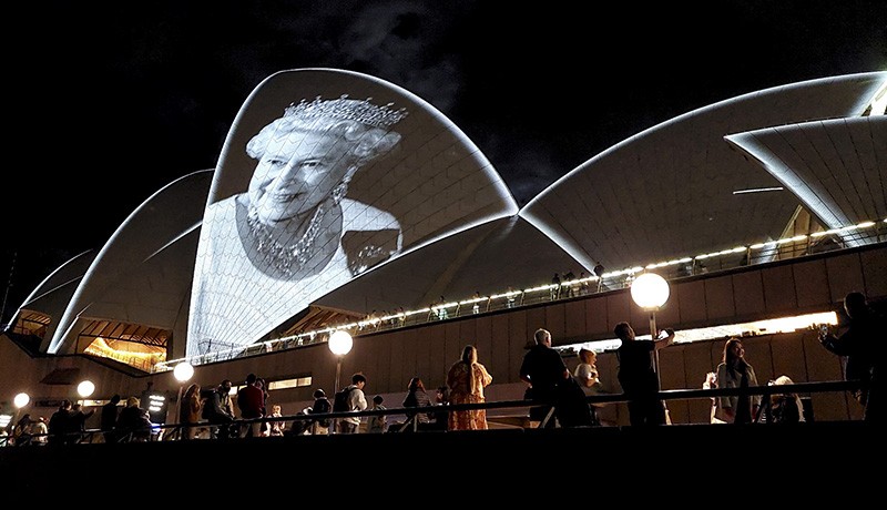 Sydney Opera House Dihiasi Foto Ratu Elizabeth II - Bagian 1