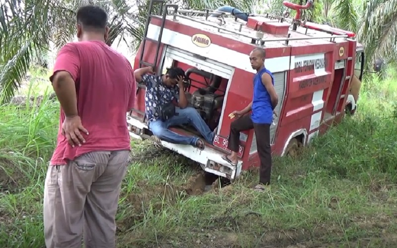 Mobil Damkar Terperosok saat Hendak Padamkan Kebakaran Hutan di Aceh Singkil